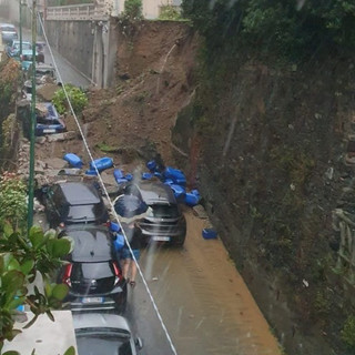 Pegli, crolla un muraglione in via Nicoloso da Recco. Interrotti gas ed energia elettrica. Tromba d'aria sul Ponente, alberi crollati e traffico in tilt