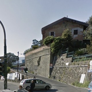 L'imbocco di via Caldesi a Pegli, oggetto di lavori stradali