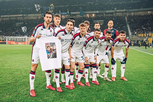 Il Genoa in posa prima dell'inizio della partita con la maglia in memoria del piccolo Cesare (foto Genoa CFC - TanoPress)