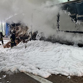 A7, riaperto dopo cinque ore il tratto verso Genova: mattinata di caos per il camion in fiamme A7, riaperto dopo cinque ore il tratto verso Genova: mattinata di caos per il camion in fiamme