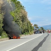 Vesima, moto in fiamme sull'Aurelia: intervento dei vigili del fuoco (Foto)