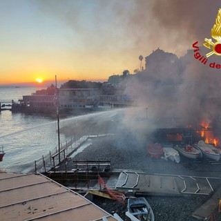 Quarto, pauroso incendio distrugge stabilimento balneare