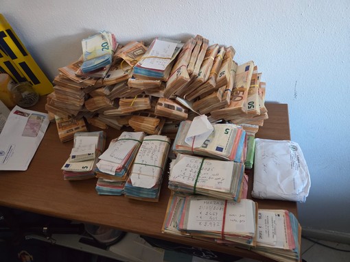 Terrorismo: un milione di euro, inni e bandiere di Hamas nelle perquisizioni