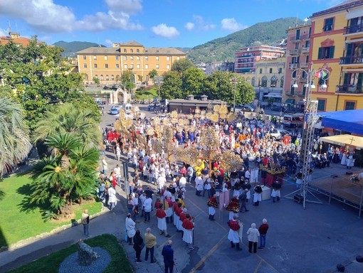 Il raduno delle Confraternite liguri anima Rapallo: in centinaia sfilano con i Crocifissi