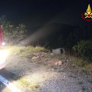 Auto esce di strada e si cappotta lungo la scarpata ai Piani di Praglia: soccorsi tre giovani