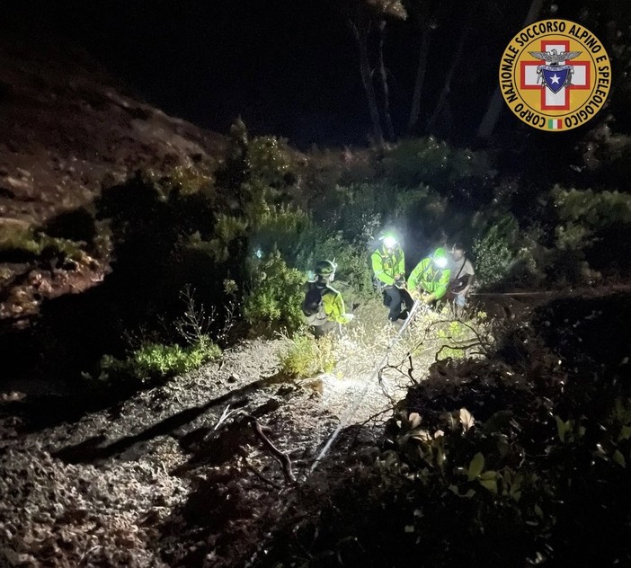 Intervento del Soccorso Alpino Ligure e della Guardia Costiera: salvati due ragazzi sul sentiero 444 da Montemarcello su una frana Intervento del Soccorso Alpino Ligure e della Guardia Costiera: salvati due ragazzi sul sentiero 444 da Montemarcello su una frana