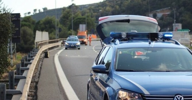 Camionista trovato senza vita in una piazzola di sosta sull'A10: intervento dei soccorsi