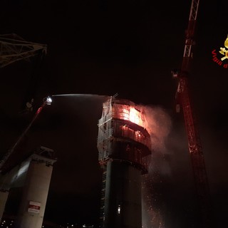 Ponte per Genova: a fuoco la pila 13, incendio nella notte