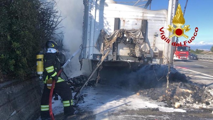 A 10, in fiamme un camion carico di carta igienica: l'autostrada è stata temporaneamente chiusa al transito A 10, in fiamme un camion carico di carta igienica: l'autostrada è stata temporaneamente chiusa al transito