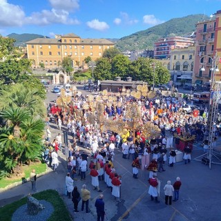Il raduno delle Confraternite liguri anima Rapallo: in centinaia sfilano con i Crocifissi