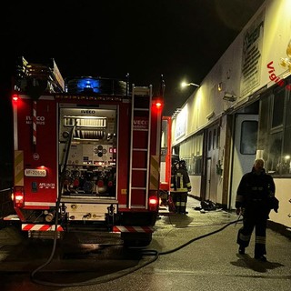 Brucia nella notte un capannone a Busalla