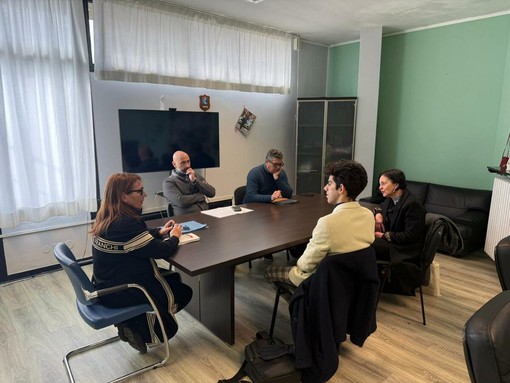 Brignole, l’assessora Beghin incontra la titolare della tabaccheria della stazione ferroviaria