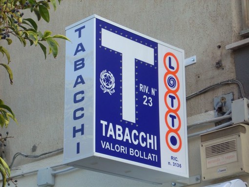 Federazione Italiana Tabaccai: "Ok l'obbligo di green pass, ma la responsabilità dei controlli non ricada sui negozianti"