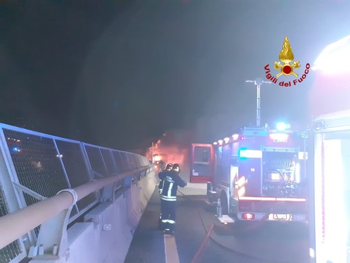 Bolzaneto, a fuoco un camion all'uscita del casello, autostrada chiusa Bolzaneto, a fuoco un camion all'uscita del casello, autostrada chiusa