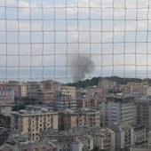 La colonna di fumo dal palazzo di via Dodecaneso