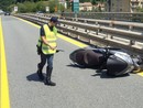 Tragedia sulla A7, morto un quarantaseienne alla guida di uno scooter