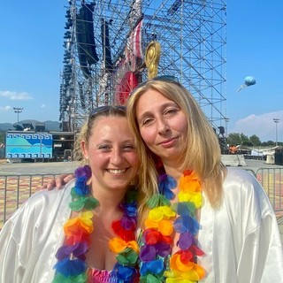 Unite nell'amore sul palco del Jova Beach Party: le genovesi Silvia e Sara coronano il loro sogno