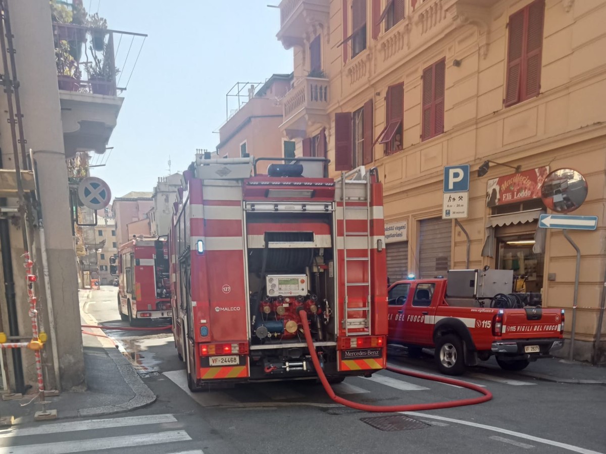 Incendio a Sestri Ponente, fiamme dall'ultimo piano di un palazzo Incendio a Sestri Ponente, fiamme dall'ultimo piano di un palazzo