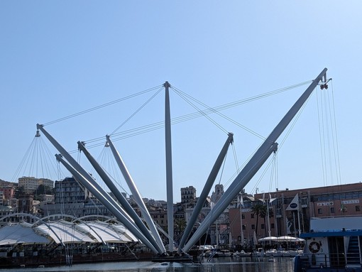 Il Bigo torna a risplendere, concluso il maxirestyling al Porto Antico Il Bigo torna a risplendere, concluso il maxirestyling al Porto Antico