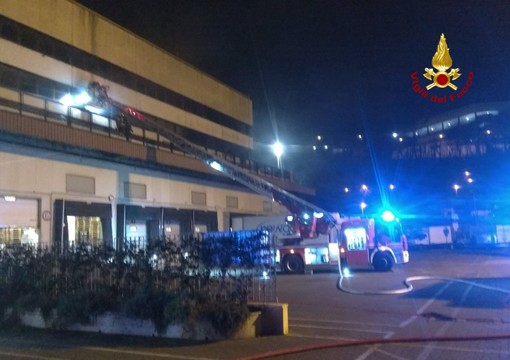 Bolzaneto: prende fuoco un macchinario, incendio in capannone