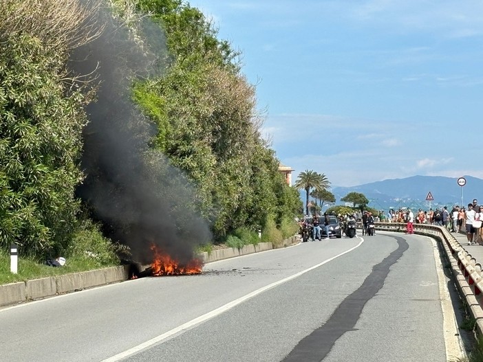 Vesima, moto in fiamme sull'Aurelia: intervento dei vigili del fuoco (Foto)