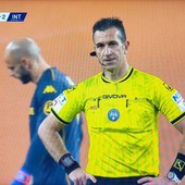 Genoa-Inter, arriva la maxi multa per il club rossoblù: fumogeni e monete sul guardalinee costano 12mila euro