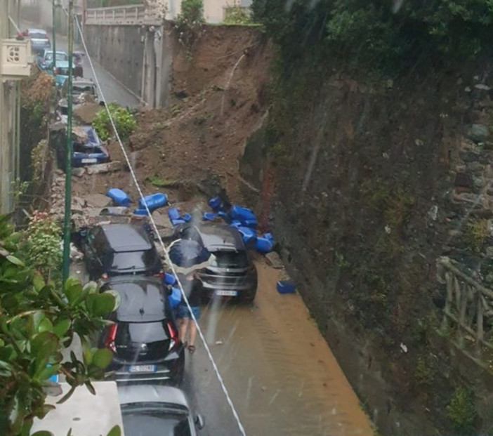 Pegli, crolla un muraglione in via Nicoloso da Recco. Interrotti gas ed energia elettrica. Tromba d'aria sul Ponente, alberi crollati e traffico in tilt Pegli, crolla un muraglione in via Nicoloso da Recco. Interrotti gas ed energia elettrica. Tromba d'aria sul Ponente, alberi crollati e traffico in tilt