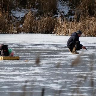 La pesca sul ghiaccio: storia e fascino di una tradizione nordica