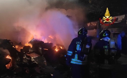 Incendio in un capannone di proprietà AMIU: intervento delle squadre dei vigili del fuoco di Multedo e della sede centrale Incendio in un capannone di proprietà AMIU: intervento delle squadre dei vigili del fuoco di Multedo e della sede centrale