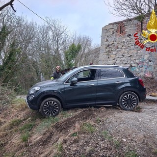 Finisce con l'auto nella scarpata, recuperato dai Vigili del Fuoco