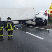 Camion si incastra in autostrada, il tratto tra Arenzano e Genova completamente bloccato