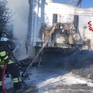 A 10, in fiamme un camion carico di carta igienica: l'autostrada è stata temporaneamente chiusa al transito