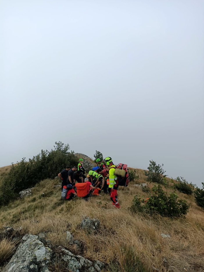 Cade da circa 20 metri d'altezza al passo del Faiallo: 70enne trasportato in elisoccorso al Santa Corona