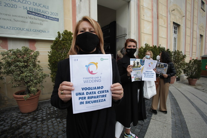 Matrimoni e ricevimenti ancora bloccati: 'Insieme per il wedding' manifesta in De Ferrari (VIDEO e FOTO)