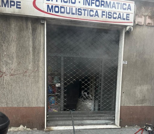 Rapallo, fiamme nella cartoleria di via Mameli