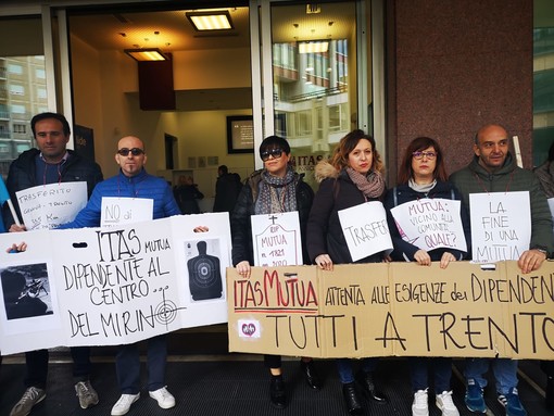 Itas: i lavoratori di Genova in piazza per dire no ai trasferimenti (FOTO e VIDEO)