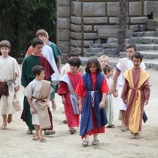 A Sordevolo, in provincia di Biella, i bambini alla Passione con il biglietto donato dalla Fondazione CRB