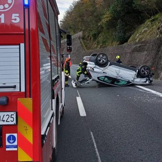 Incidente in A12, auto si ribalta: diversi feriti trasportati in ospedale in codice rosso