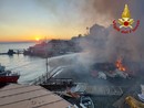 Quarto, pauroso incendio distrugge stabilimento balneare