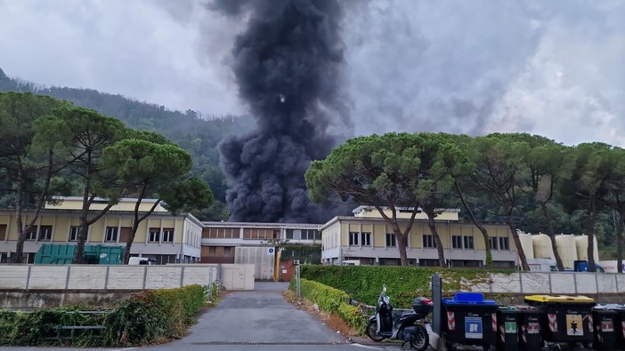 Sant’Olcese, incendio all’interno dell’azienda Benfante di Manesseno (Foto e Video)