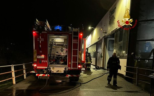 Brucia nella notte un capannone a Busalla