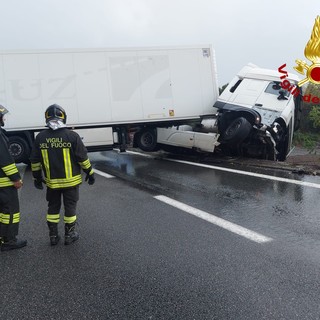 Camion si incastra in autostrada, il tratto tra Arenzano e Genova completamente bloccato