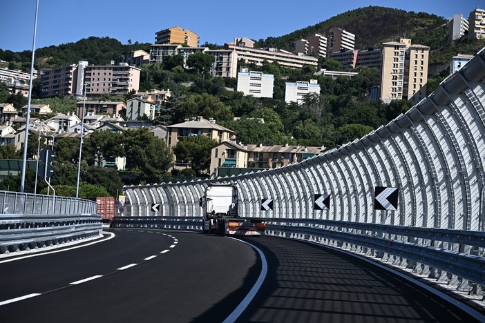 Pra', la nuova rampa verso il Psa si allaga: stato di agitazione dei lavoratori. Veicoli estratti a braccia, chiesto intervento