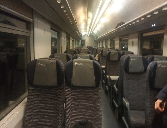 Liguria, l'allarme dei sindacati: "Tutti a casa i lavoratori dei carrellini ristoro a bordo degli Intercity"