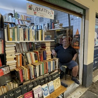Riccardo Bersani e la sua "Libratevi": una scommessa di cultura nel cuore di Sottoripa (Video)