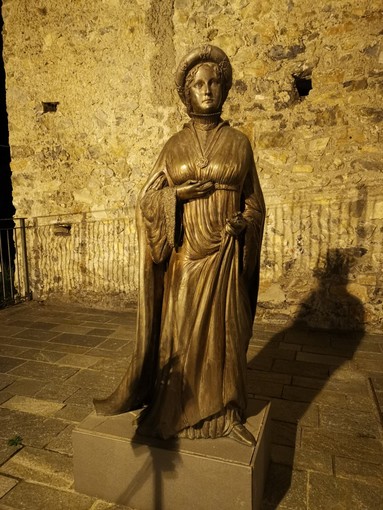 Ilaria Del Carretto, icona di gioventù e bellezza, simbolo storico e leggendario del borgo di Zuccarello