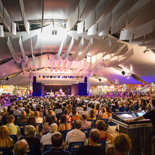 Al Porto Antico di Genova va in scena la sfida all’ultima battuta comica tra Zelig e Colorado