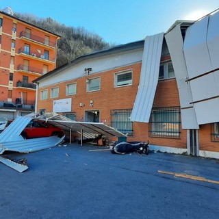 Tetto di un capannone crolla per il forte vento Tetto di un capannone crolla per il forte vento