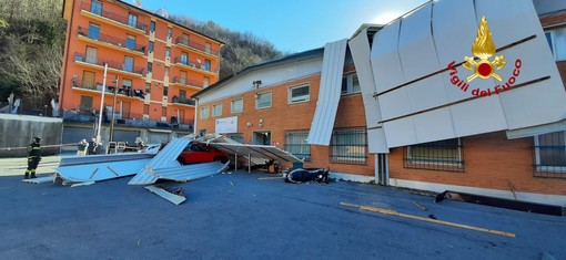 Tetto di un capannone crolla per il forte vento
