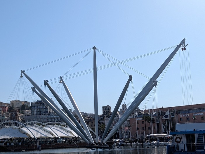 Il Bigo torna a risplendere, concluso il maxirestyling al Porto Antico Il Bigo torna a risplendere, concluso il maxirestyling al Porto Antico